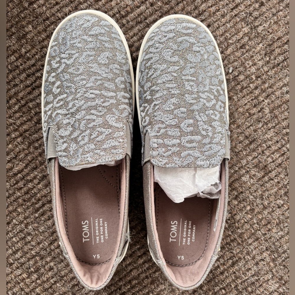 TOMS Luca Grey Cheetah Glimmer Youth Size 5 New In Box - Picture 7 of 7